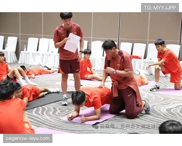 热身开启!足球夏训营助力年轻球员技能提升与团队合作 热身开启!足球夏训营助力年轻球员技能提升与团队合作