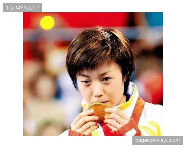 张怡宁打完比赛顺手把对手的球拍放进自己包里