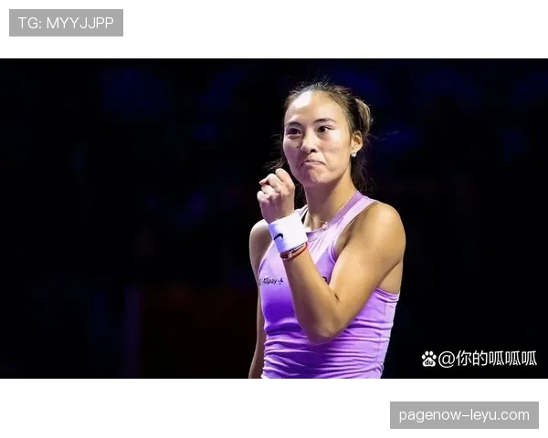 郑钦文赛前啃鸡腿的样子，真不像个拿百万奖金的网球选手